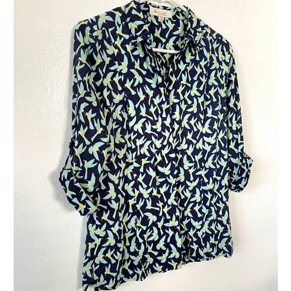 Vince Camuto Blue Hummingbird Button Up Top Women Size XS Rolled Cuff 3/4 Sleeve - Picture 2 of 9